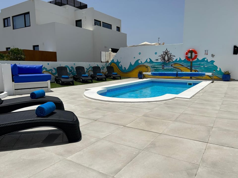 Pool view, Swimming pool, sunbed