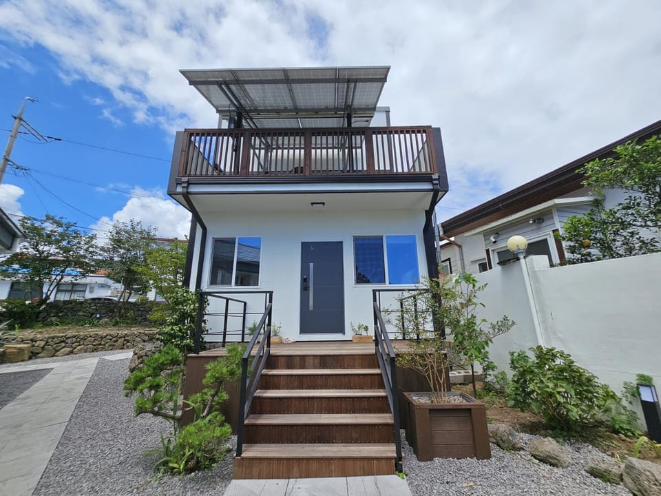 Baerongnamu Private Stay Country House in South Korea