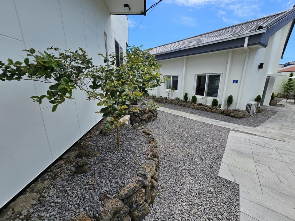 Baerongnamu Private Stay Country House in South Korea