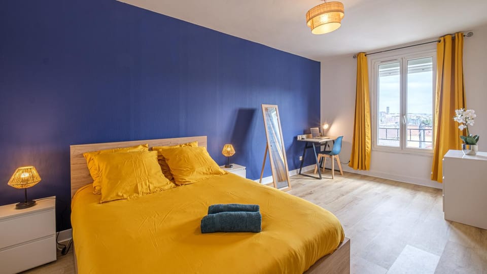 Bed, Photo of the whole room, Seating area, Bedroom, towels