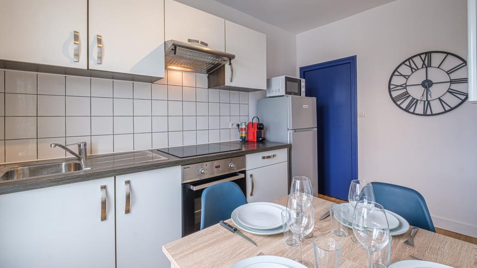 Kitchen or kitchenette, Dining area, minibar, pet friendly, stove