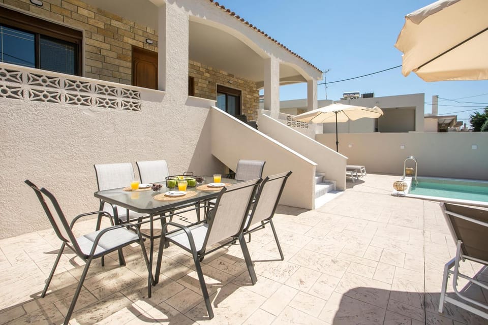 Patio, Day, Balcony/Terrace, Dining area, Pool view, Swimming pool, sunbed