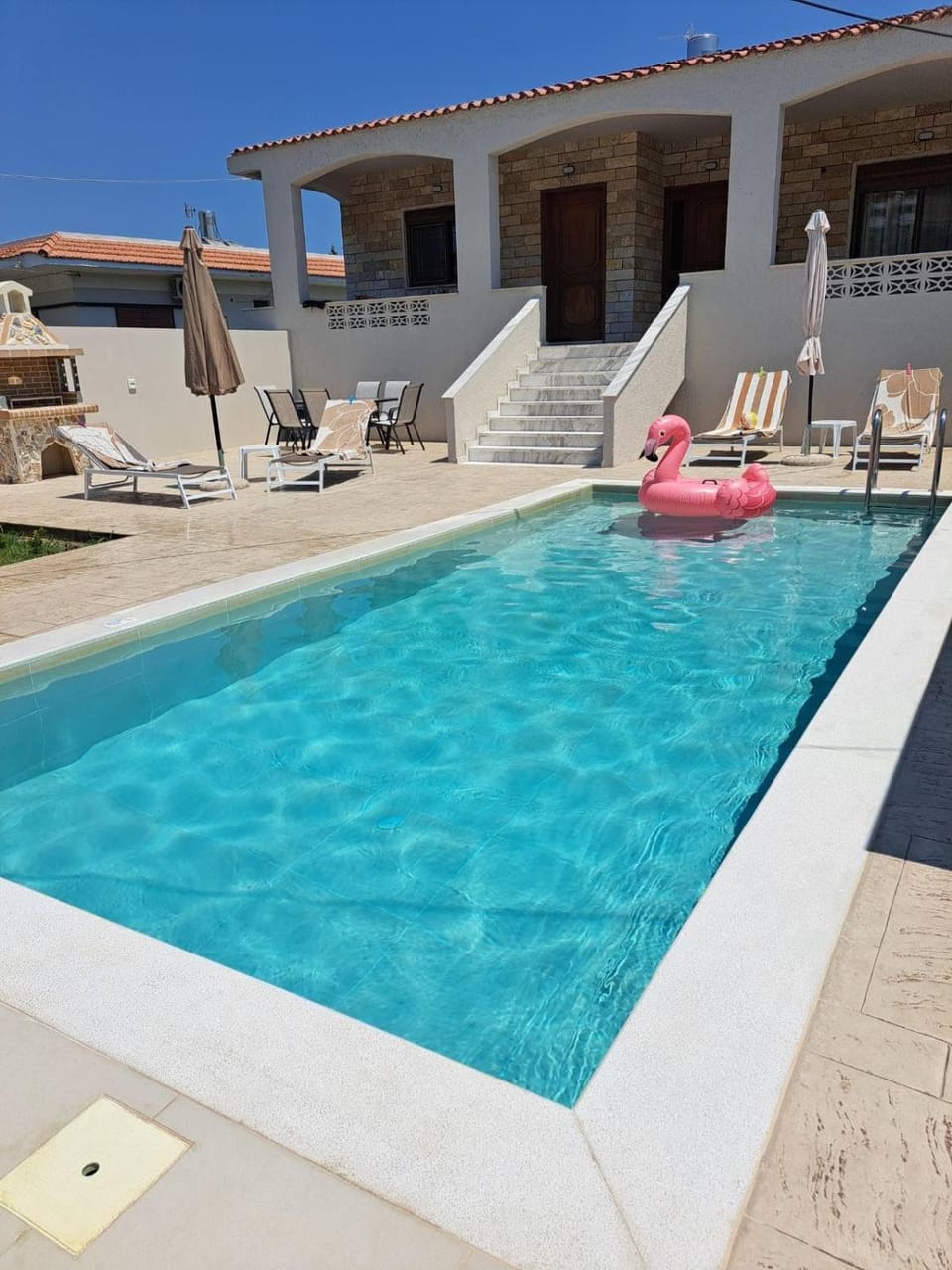 Property building, Patio, Day, Pool view, Swimming pool, sunbed