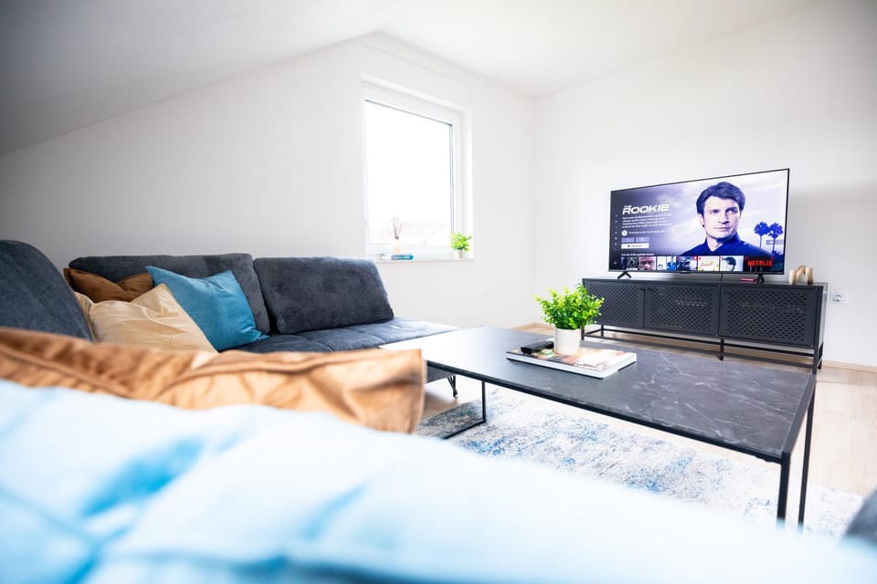 TV and multimedia, Living room, Seating area, Evening entertainment