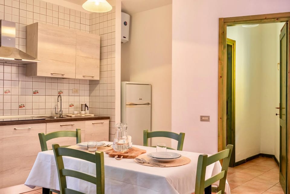 Kitchen or kitchenette, Dining area, stove