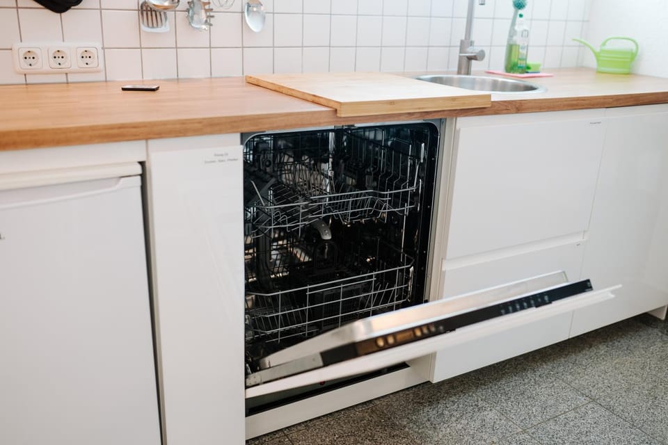 Kitchen or kitchenette, dishwasher