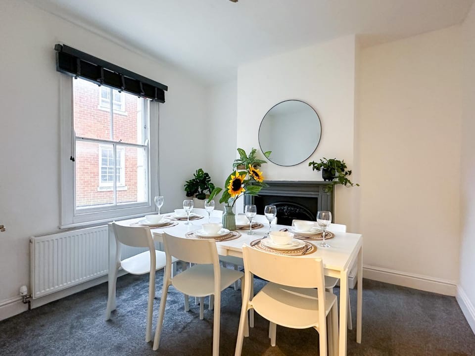 Seating area, Dining area