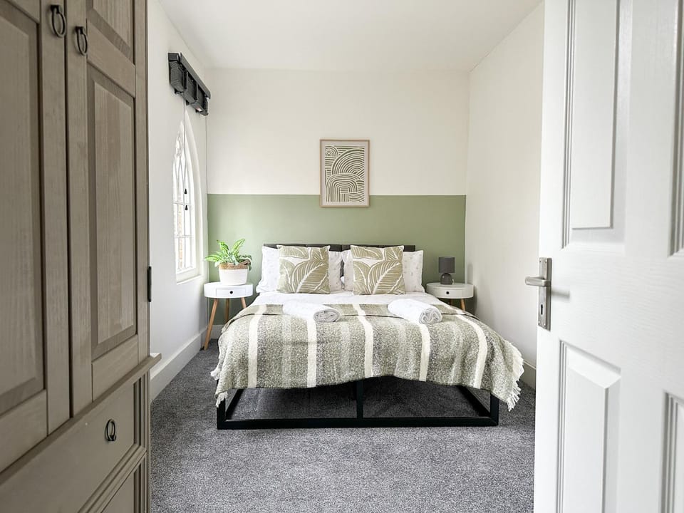 Bed, Photo of the whole room, Bedroom, internet, wardrobe