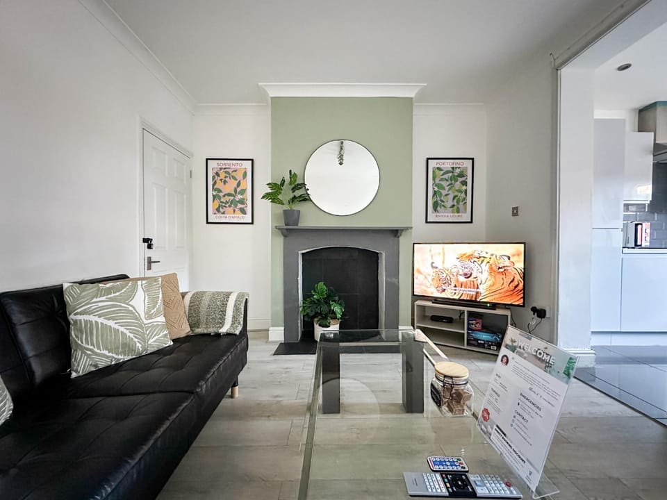TV and multimedia, Living room, Seating area, Evening entertainment, flat iron