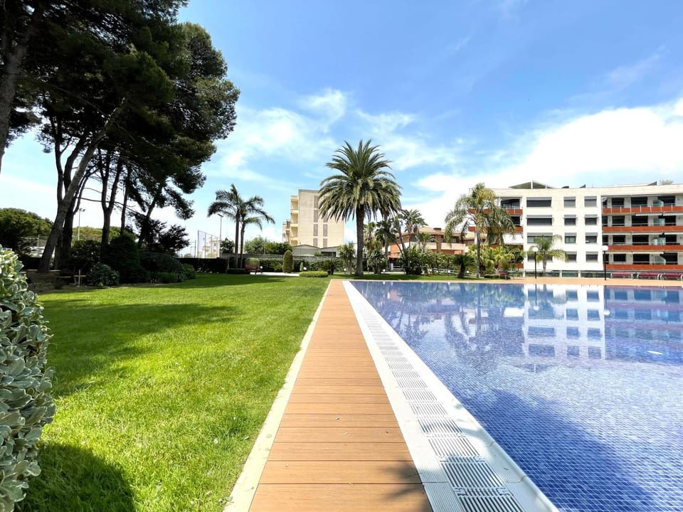 Property building, Day, Natural landscape, Garden, Swimming pool