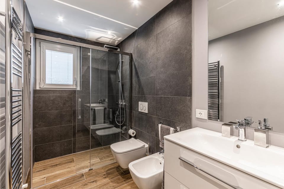 Shower, Toilet, Bathroom, bidet, towels