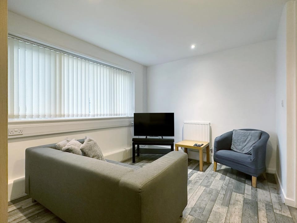 Communal lounge/ TV room, TV and multimedia, Living room, Seating area, Evening entertainment