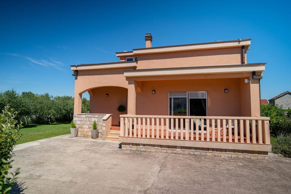 Property building, Day, Balcony/Terrace