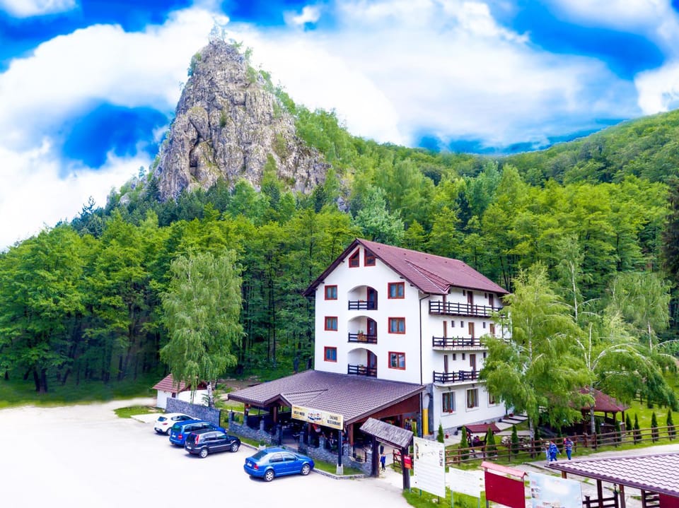 Property building, Nearby landmark, Facade/entrance, Day, Natural landscape, Summer, On site