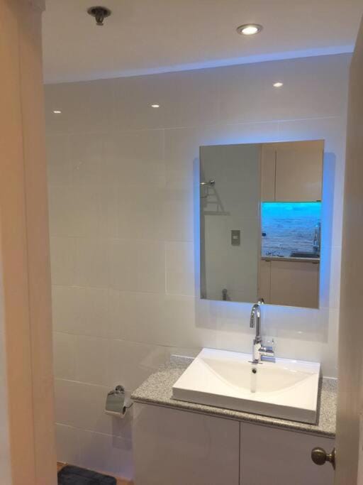 Cozy 35sqm w balcony WiFi near Robinsons Mall Apartment in Quezon City