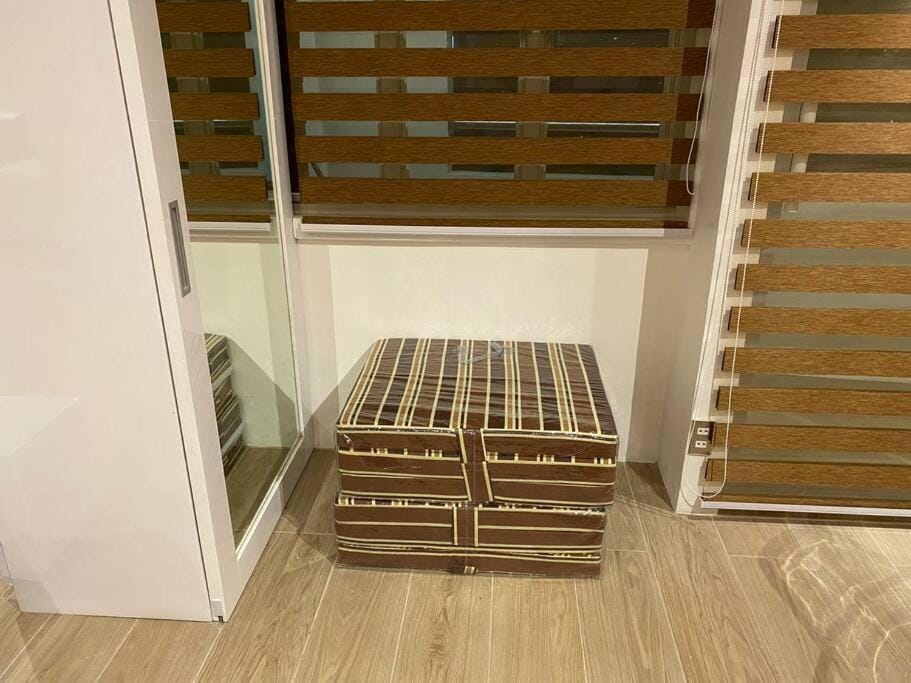 Cozy60sqm 1BR balcony/prking/Wifi/Ntflix near Mall Apartment in Quezon City