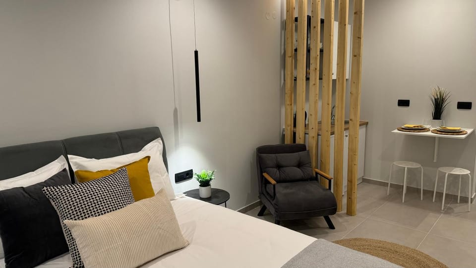 Bed, Photo of the whole room, Seating area, Bedroom