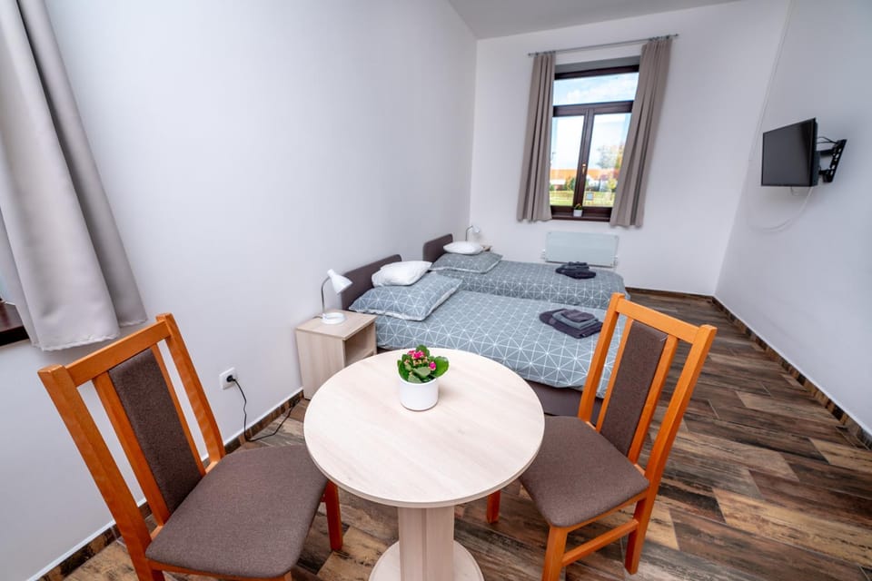 Bed, TV and multimedia, Photo of the whole room, Seating area, Bedroom, towels