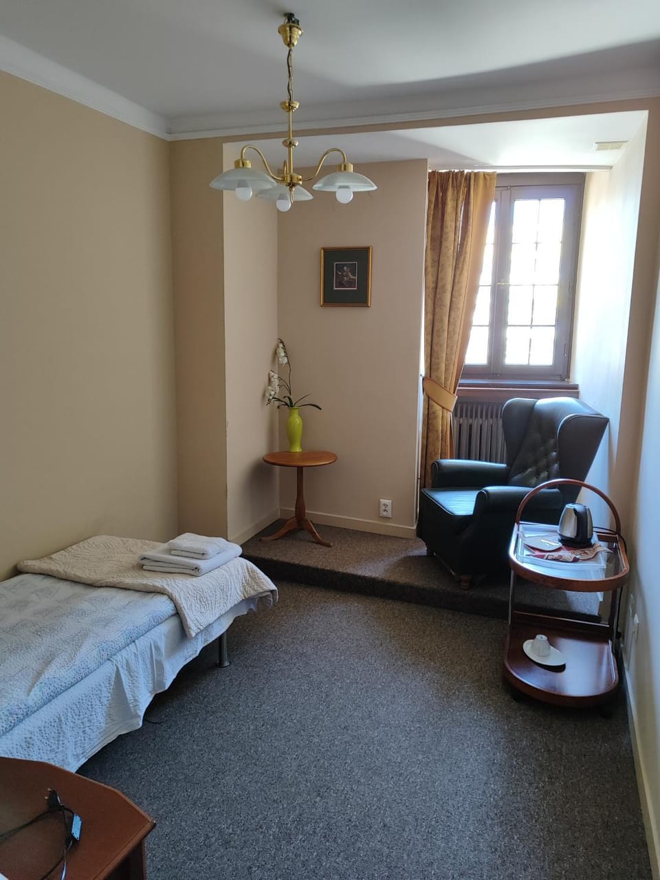 Bed, Photo of the whole room, Seating area