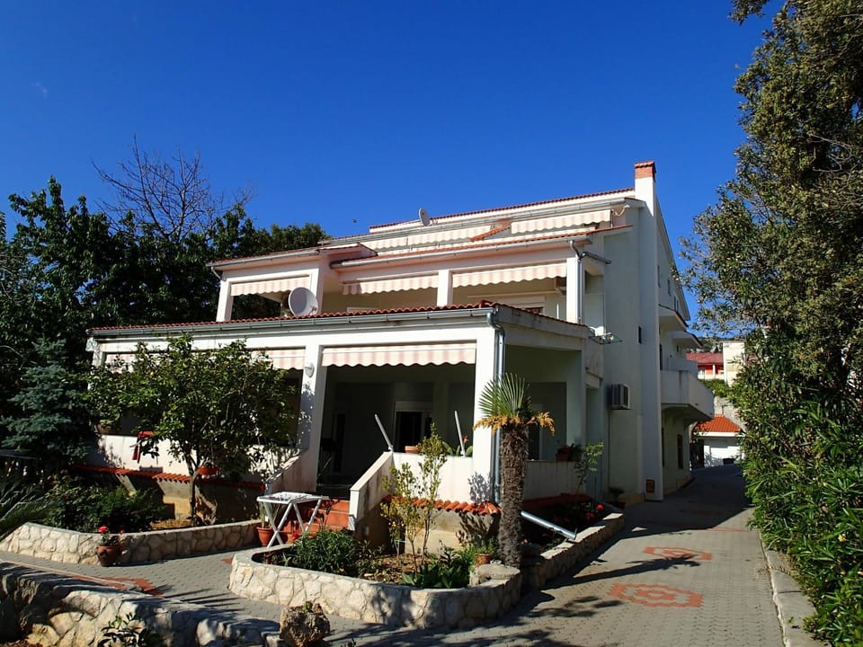 Property building, Patio, Facade/entrance, Garden