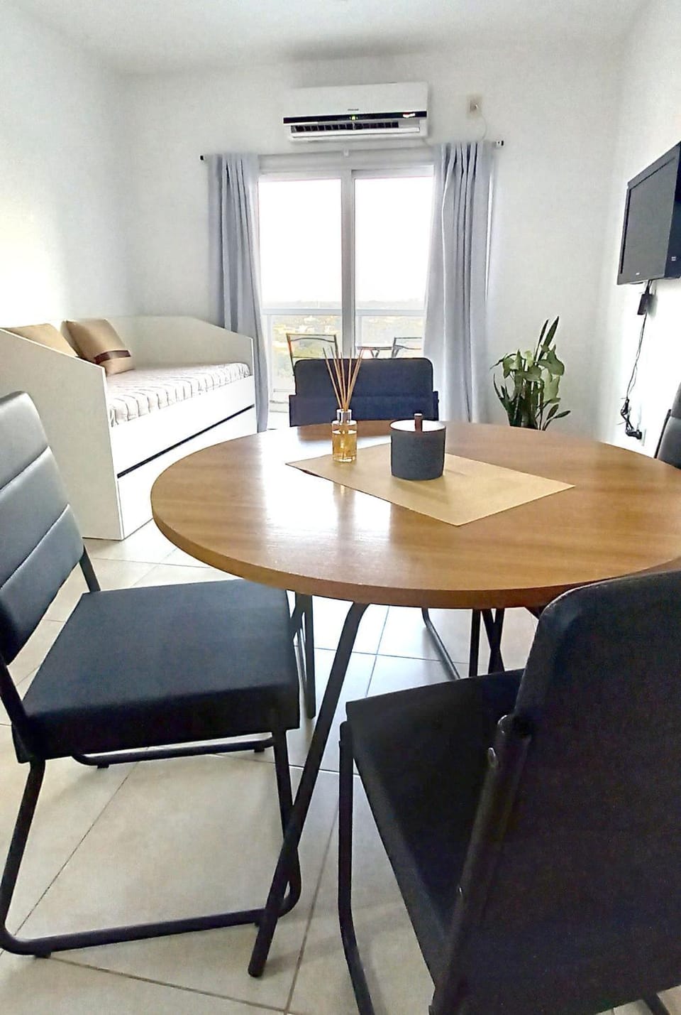 TV and multimedia, Living room, Seating area, Dining area, air conditioner