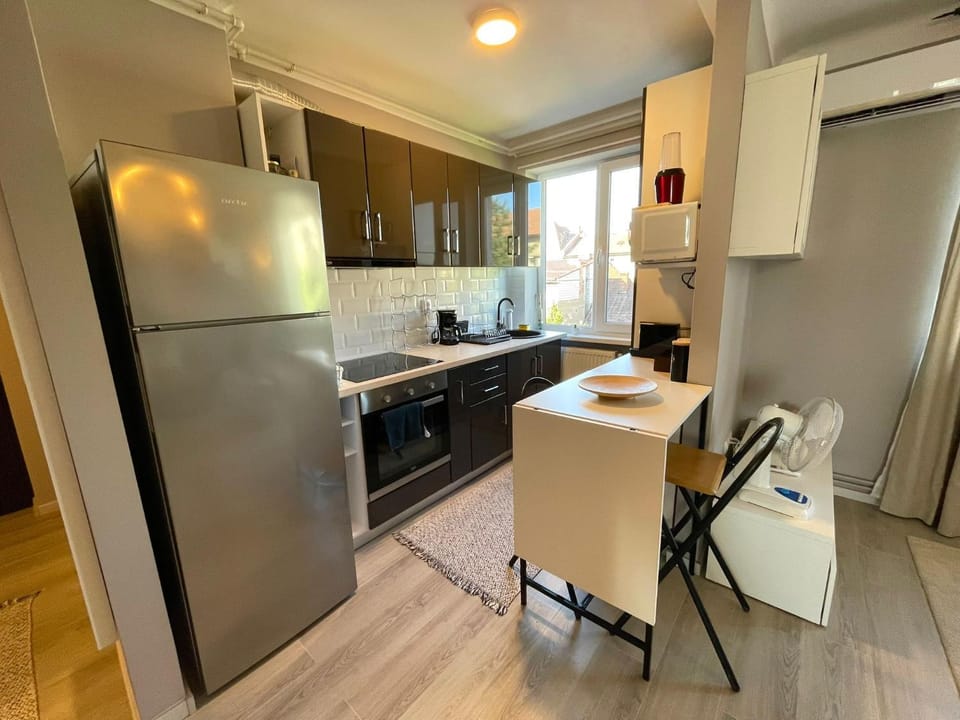 Kitchen or kitchenette, Dining area, oven