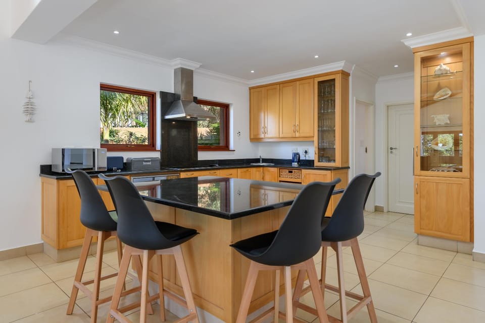 Kitchen or kitchenette, Seating area