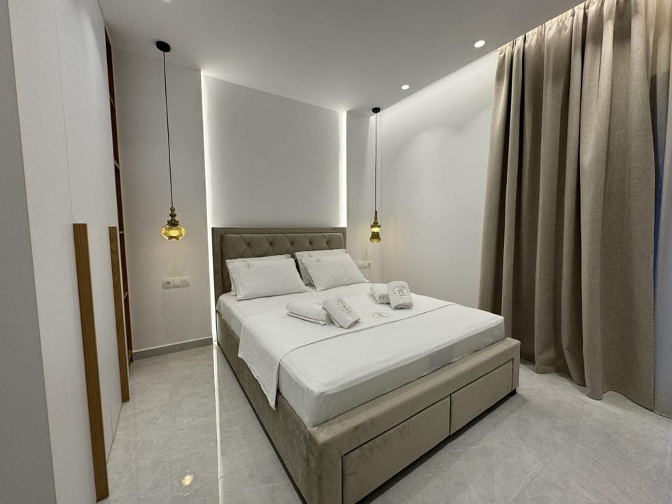 Bed, Photo of the whole room, Bedroom, towels
