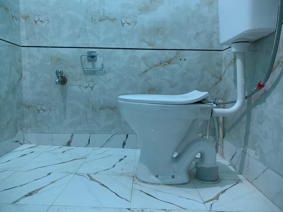 Shower, Toilet