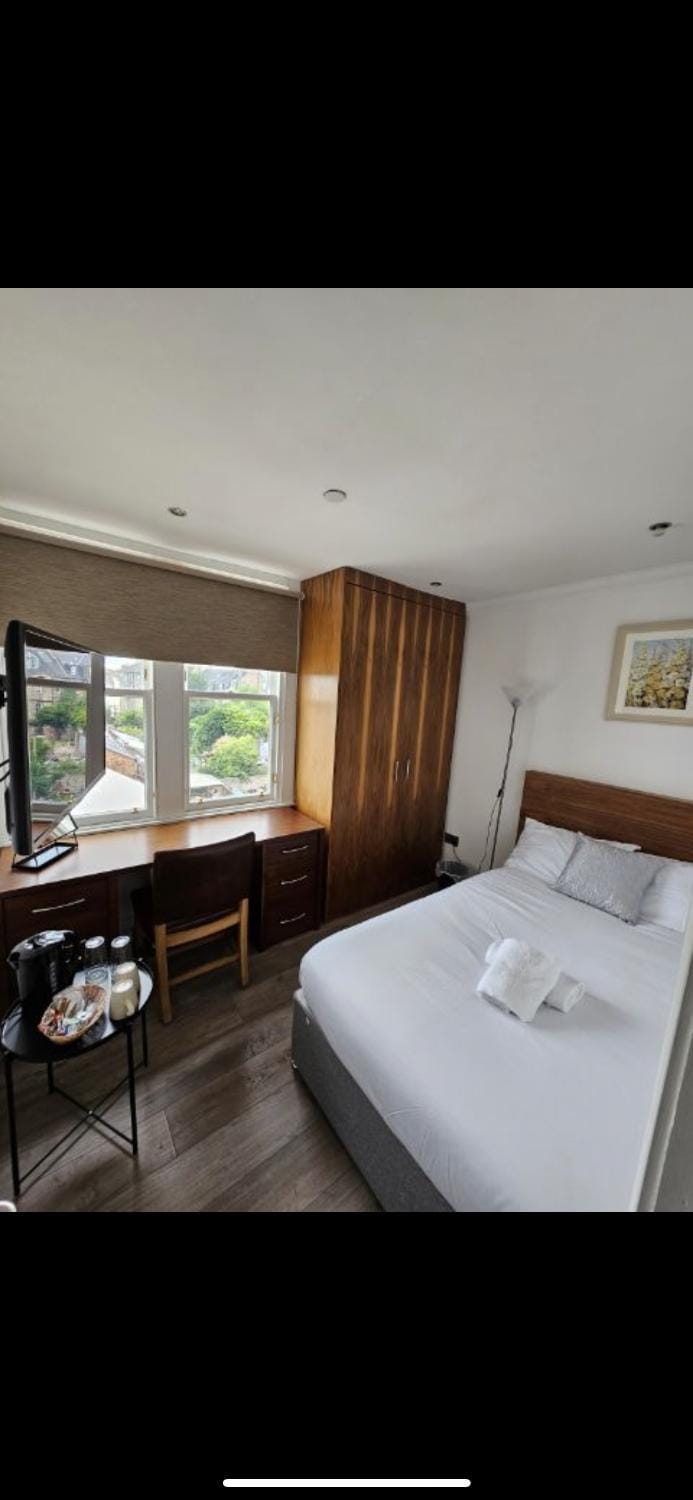 Cosy Single Room City Centre with shared bathroom Vacation rental in Edinburgh