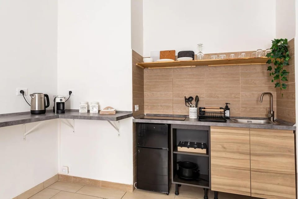 Coffee/tea facilities, Kitchen or kitchenette, stove