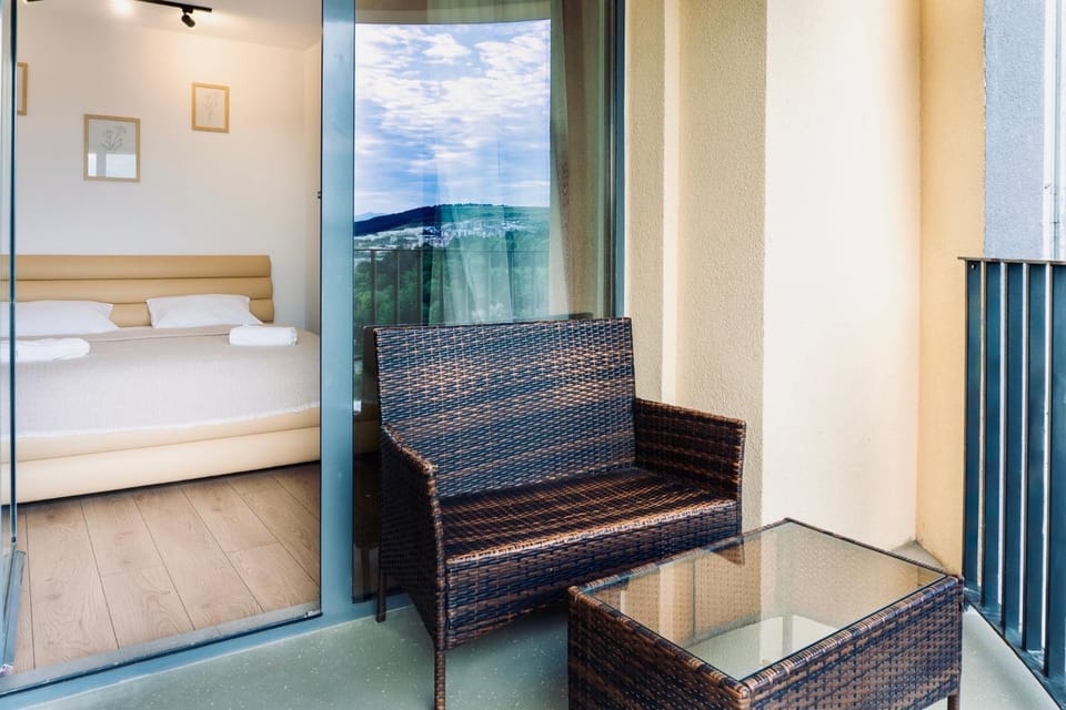 Bed, Natural landscape, Photo of the whole room, Seating area, Bedroom