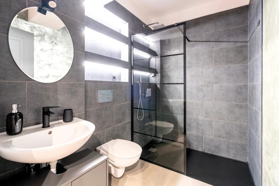 Shower, Toilet, Bathroom, towels