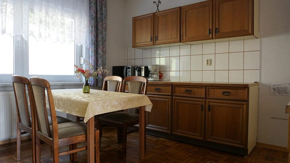 Coffee/tea facilities, Kitchen or kitchenette, Dining area