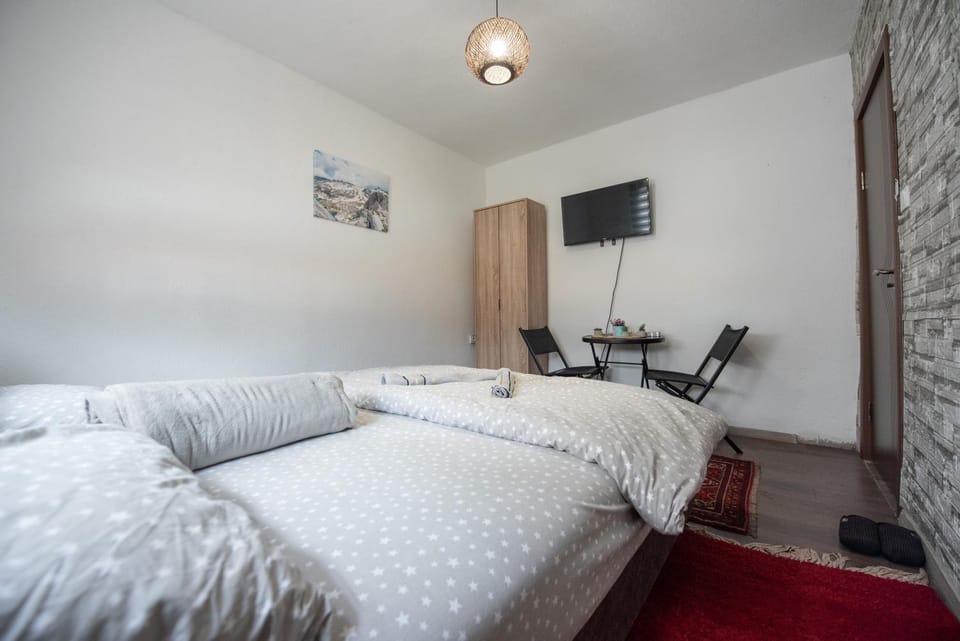 Bed, TV and multimedia, Photo of the whole room, Bedroom