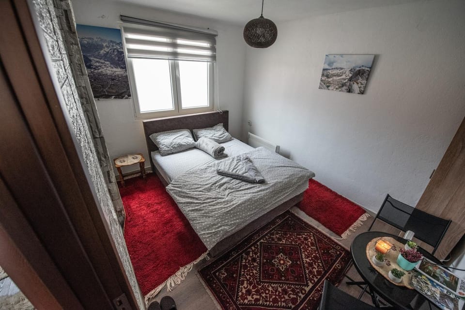 Bed, TV and multimedia, Living room, Photo of the whole room, Seating area, Bedroom, towels