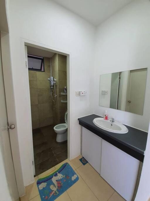 Shower, Toilet, Bathroom, bidet, towels