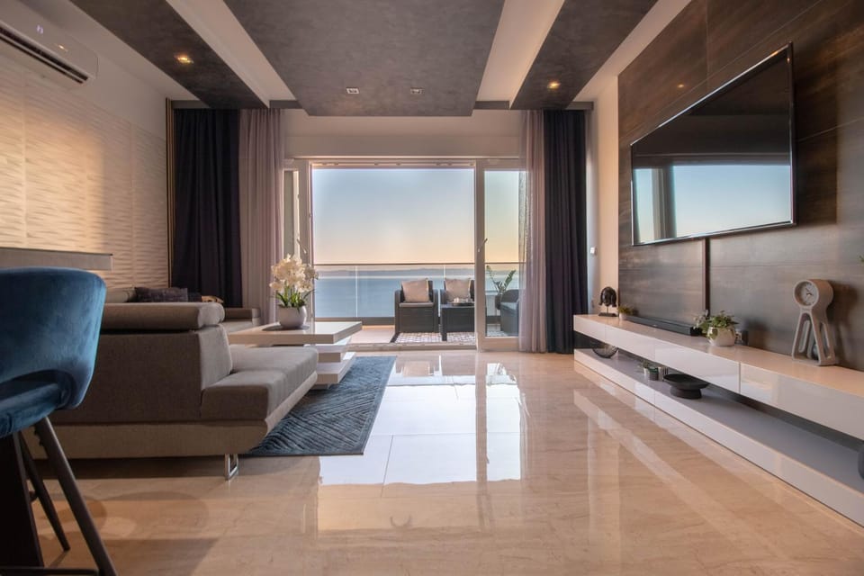 Natural landscape, TV and multimedia, Living room, Seating area, Sea view