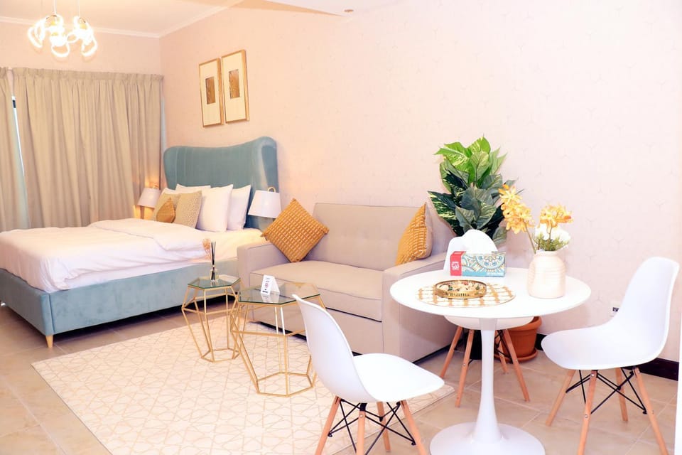 Bed, Living room, Photo of the whole room, Seating area, Dining area, Bedroom