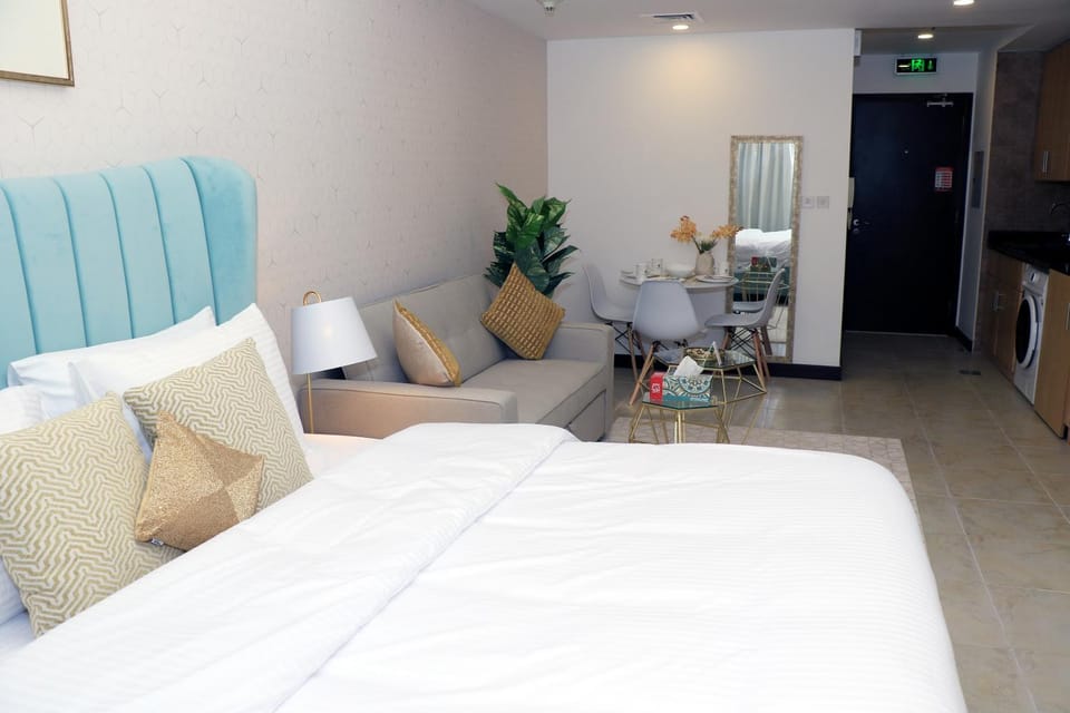 Bed, TV and multimedia, Living room, Photo of the whole room, Seating area, Bedroom