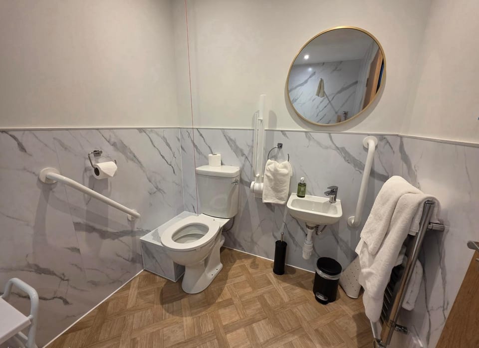 Toilet, towels