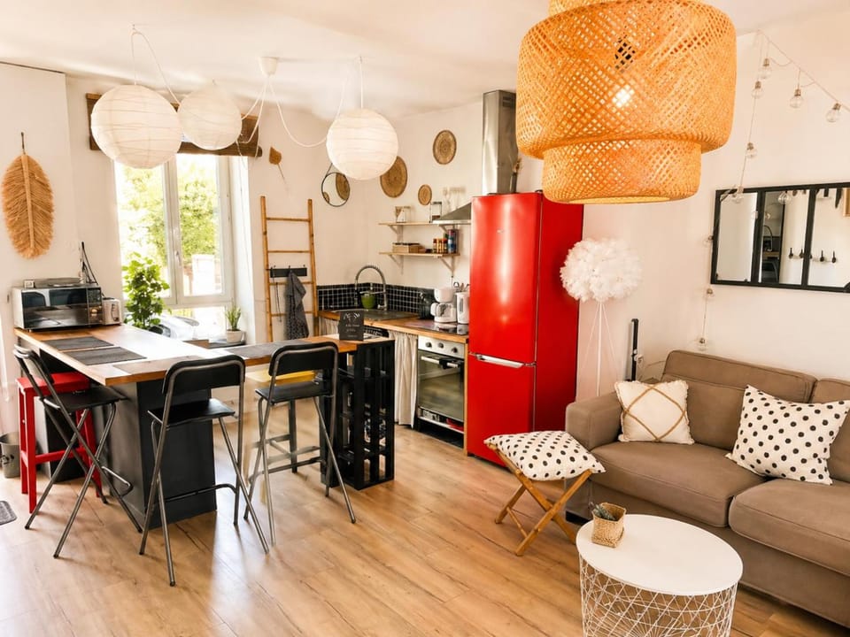 Kitchen or kitchenette, Living room, Seating area, Dining area, stove