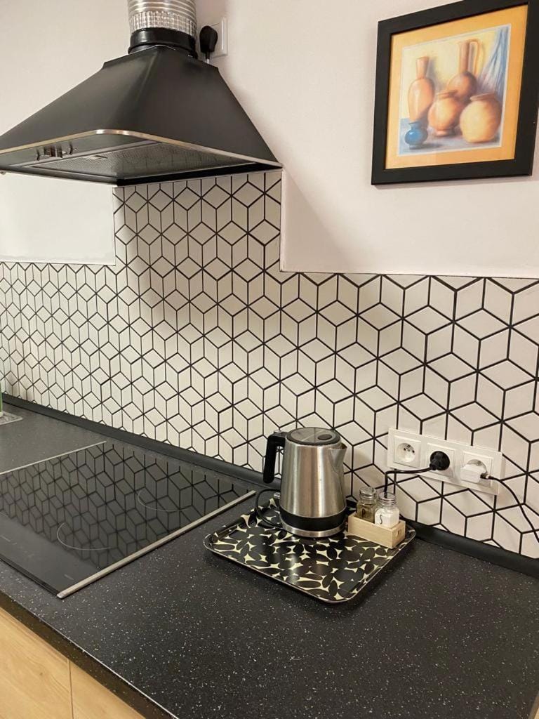 Coffee/tea facilities, Kitchen or kitchenette, stove