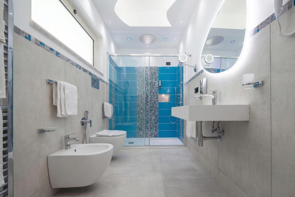 Shower, Toilet, Bathroom, Bath, towels