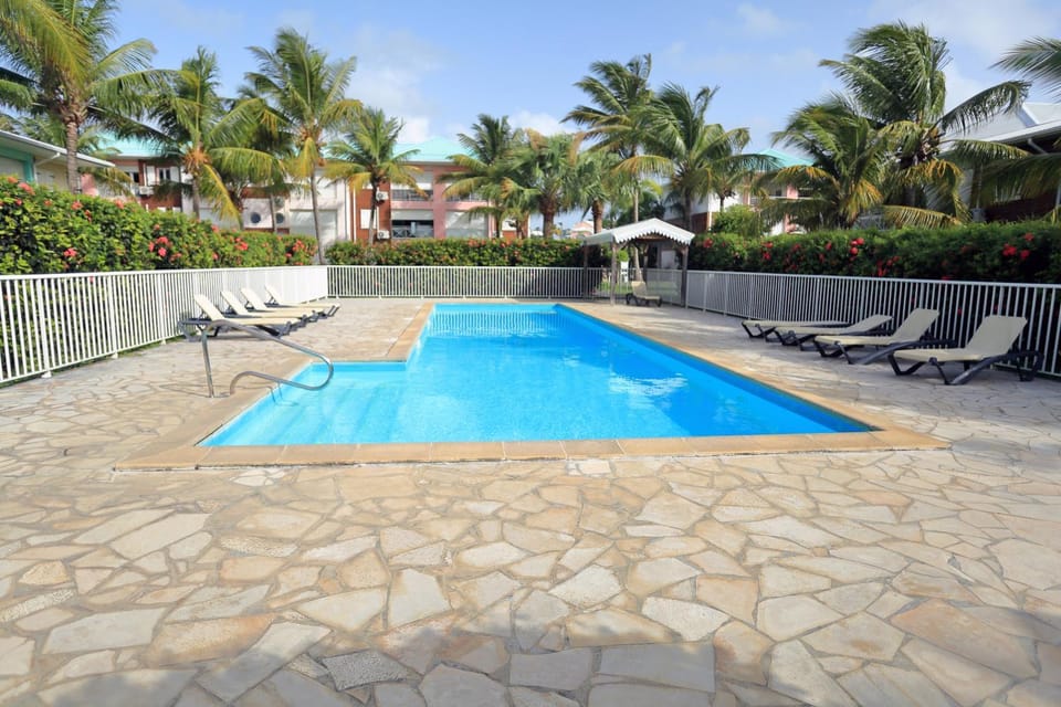 Swimming pool, sunbed