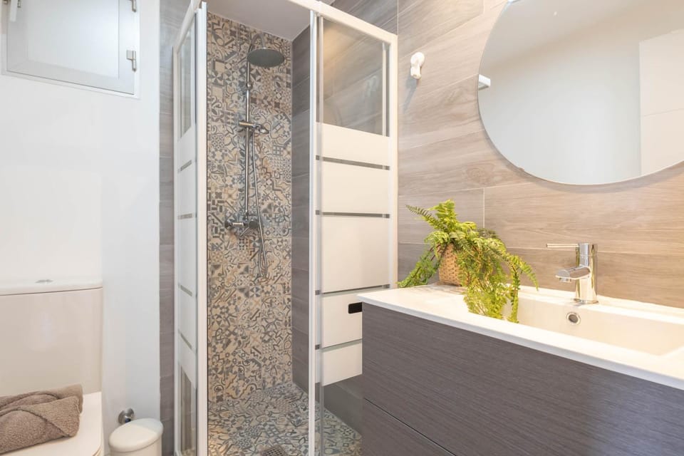 Shower, Toilet, Bathroom, towels