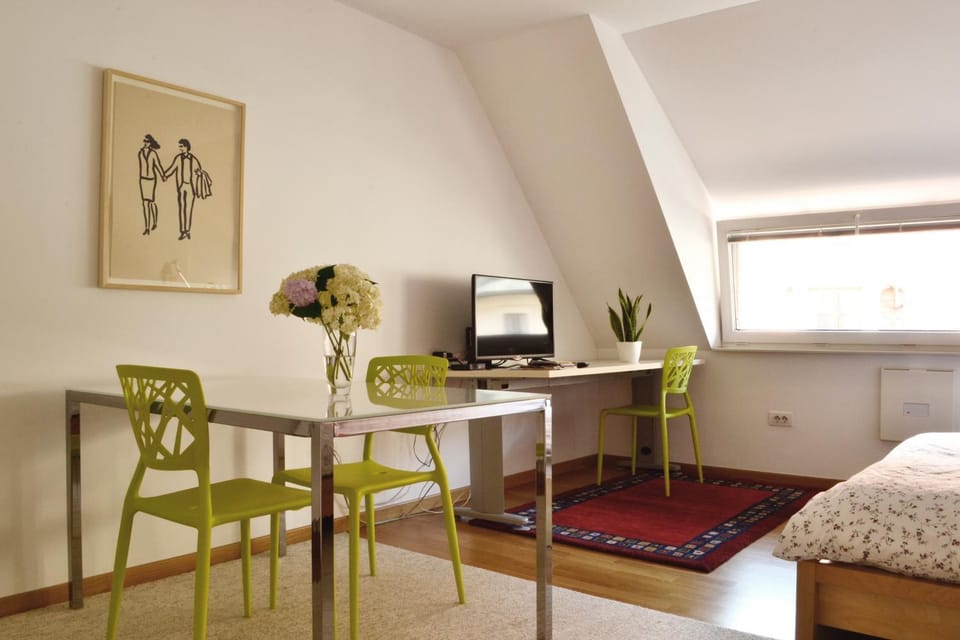 TV and multimedia, Seating area, Dining area