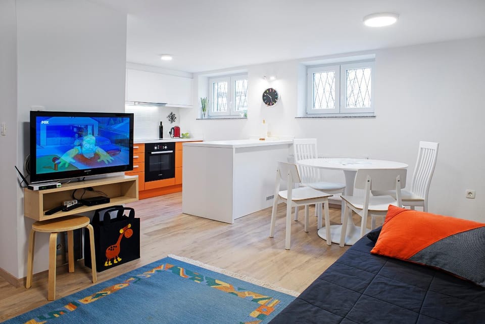 Kitchen or kitchenette, Seating area, Dining area