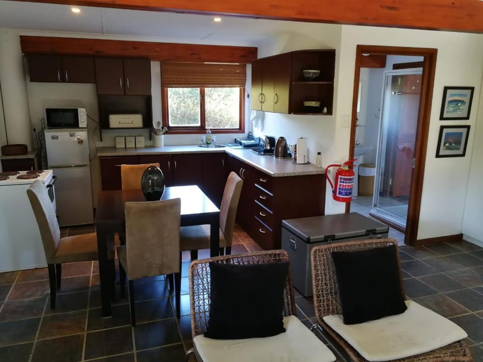 Kitchen or kitchenette, Dining area, minibar, pet friendly, stove, toaster