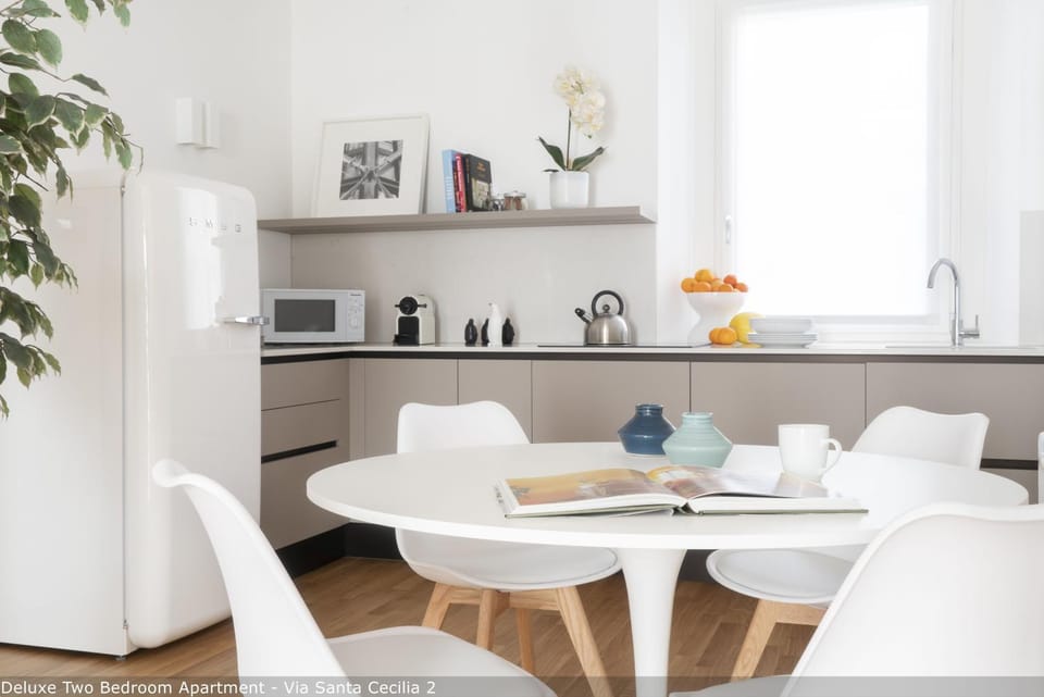 Coffee/tea facilities, Kitchen or kitchenette, Dining area